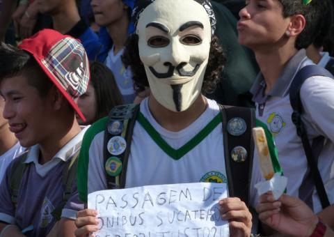 Estudantes indignados bloqueiam avenida de Manaus. Veja fotos